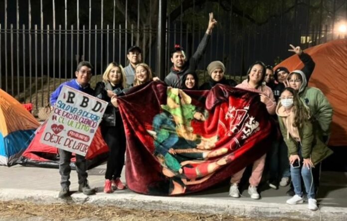Fans decidieron acampar para obtener sus boletos de RBD en MonterreyFans decidieron acampar para obtener sus boletos de RBD en Monterrey