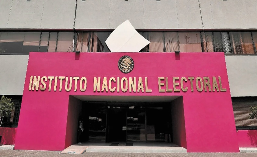 AMLO rechaza que su Plan B de reforma electoral colapse al INE
