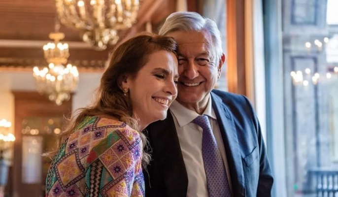 AMLO y Beatriz Müller se burlan de supuesta santería en Palacio Nacional