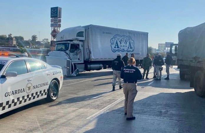 Camión de carga se impacta contra vehículo de la Sedena en Querétaro