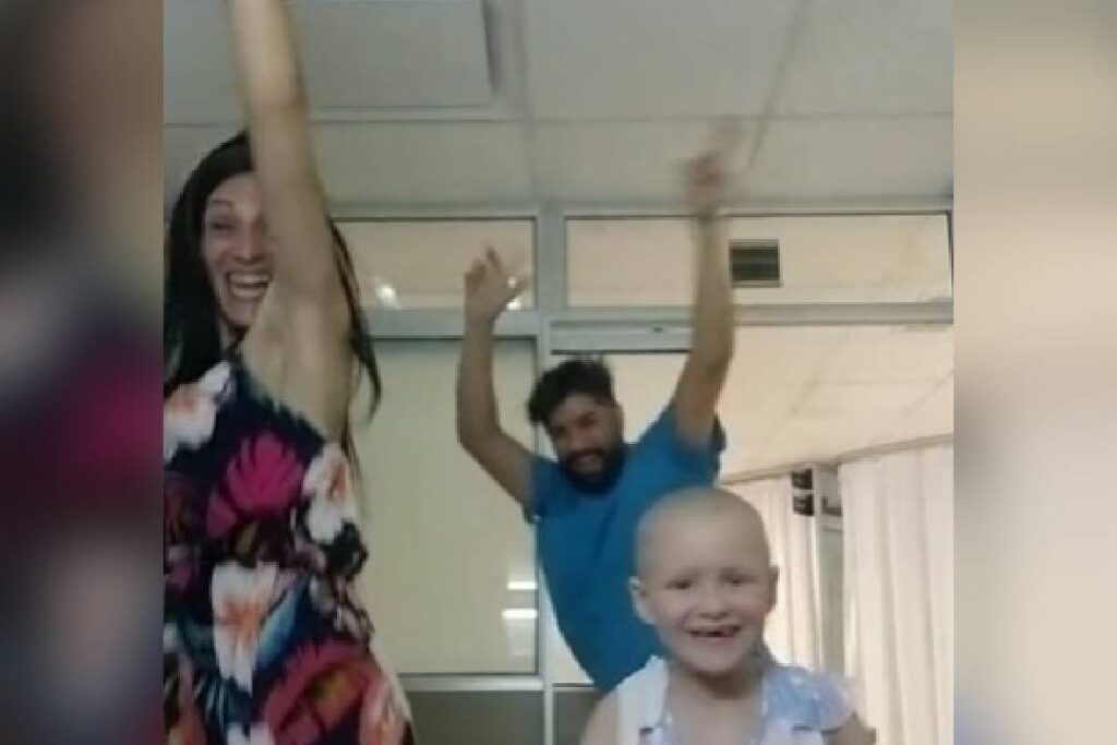 Un enfermero y su pequeña paciente celebran el alta oncológica en TikTok