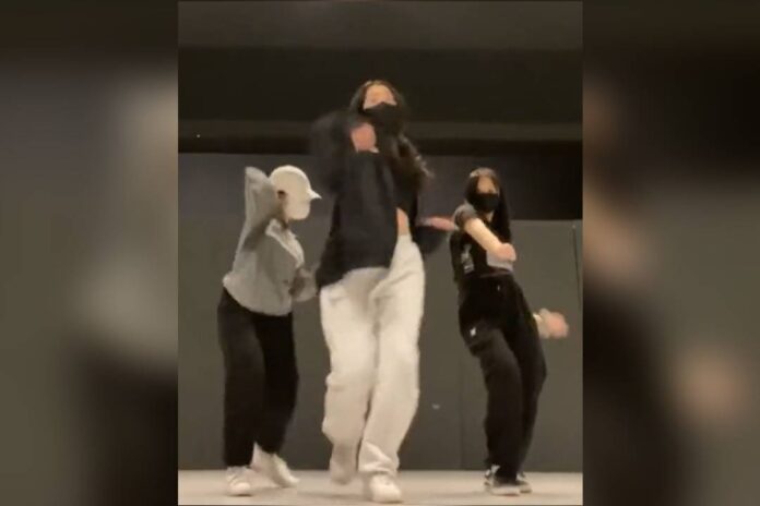 Coreanas causan revuelo con la música de sus coreografías en Tik Tok