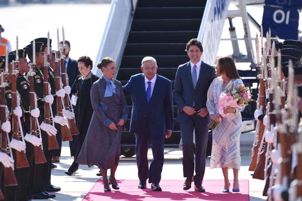 Justin Trudeau llega a México; AMLO lo recibe en el AIFA