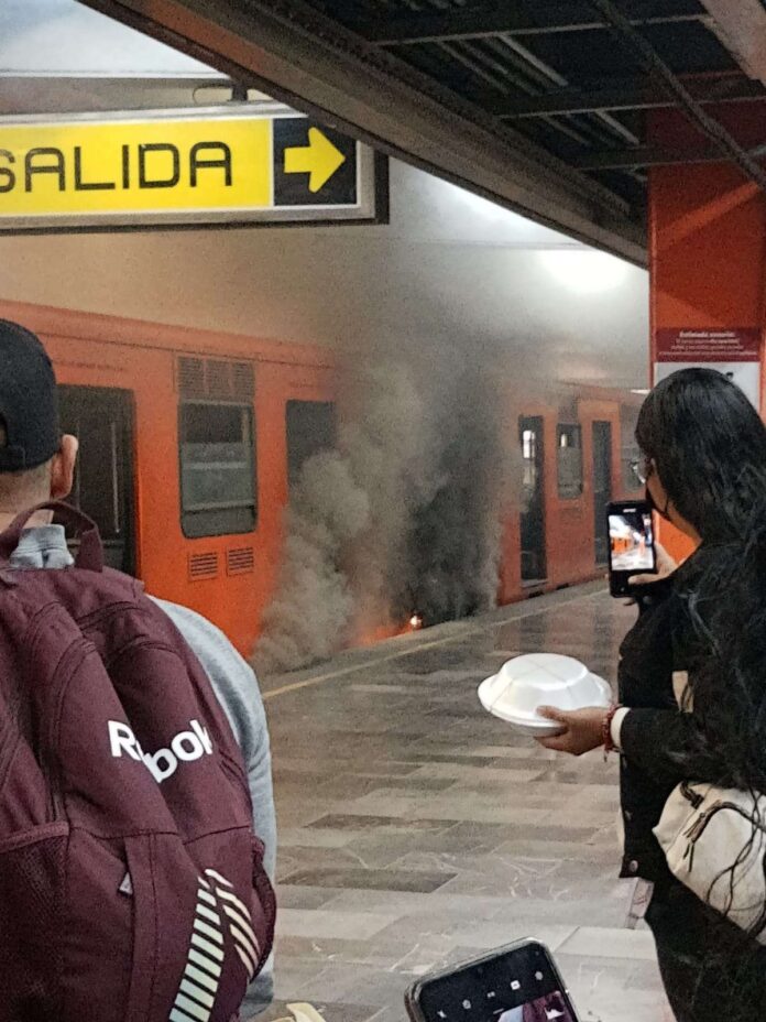 Ahora en Línea 5 del Metro, usuarios reportan incendio de vagón
