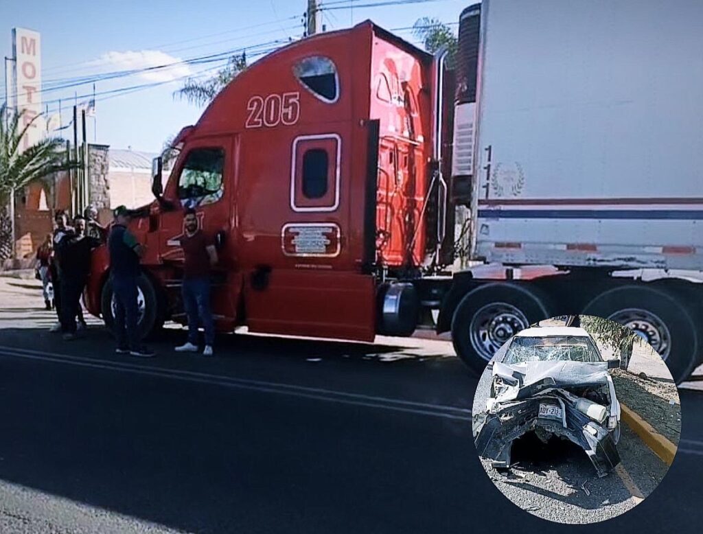 Imprudente conductor impactó su trailer contra un vehículo en Calvillo