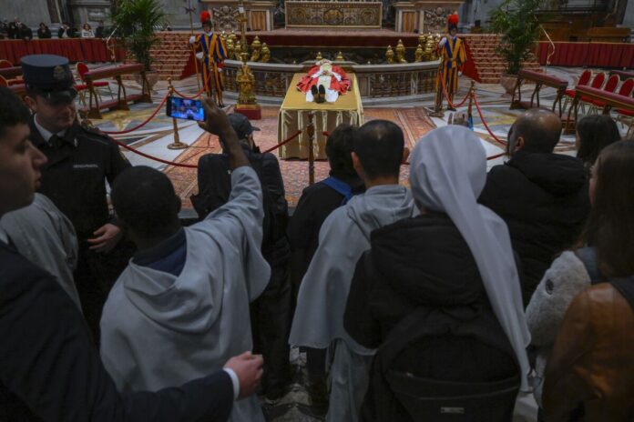 ¿De dónde viene tradición de mostrar el cuerpo de Papas fallecidos?