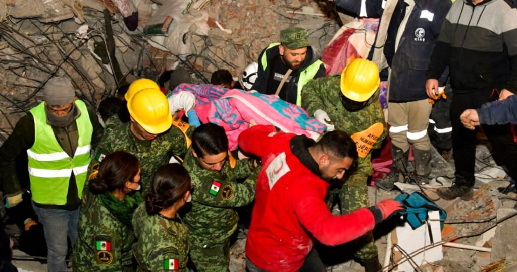 Sedena rescata a una mujer con vida tras los sismos en Turquía