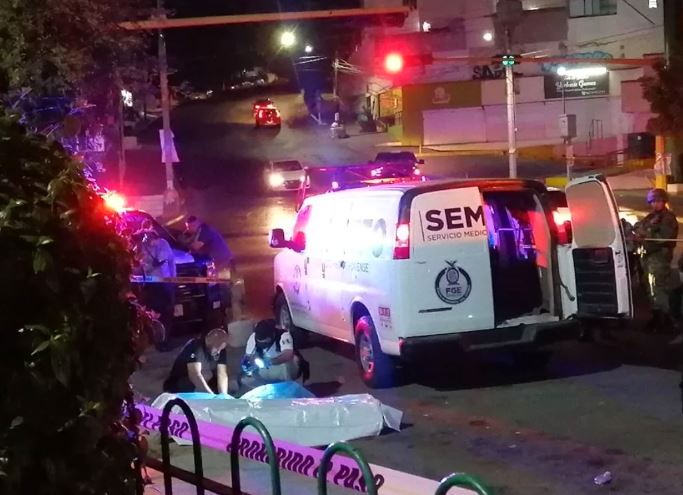 Abandonan el cuerpo de un hombre en las escalinatas de una clínica en Culiacán