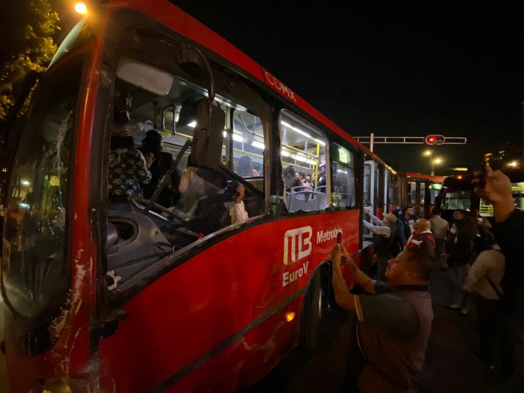 Chocan dos unidades de Metrobús en CDMX