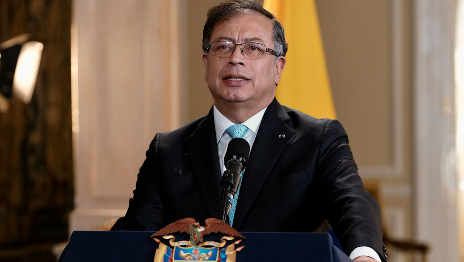 Presidente Gustavo Petro defiende a AMLO tras insulto de excanciller