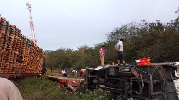 Choque entre autobús y tráiler deja 34 lesionados en Yucatán