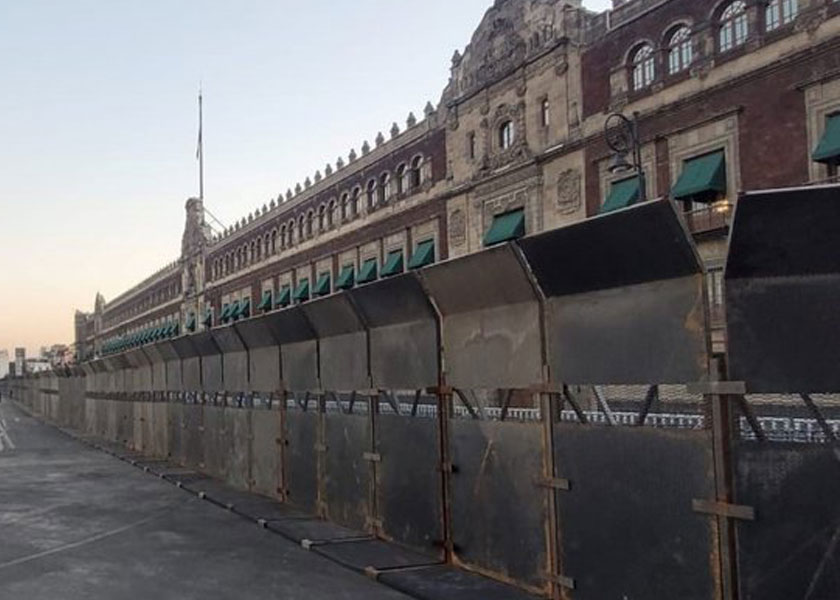 Blindan con vallas metálicas Palacio Nacional previo a marcha