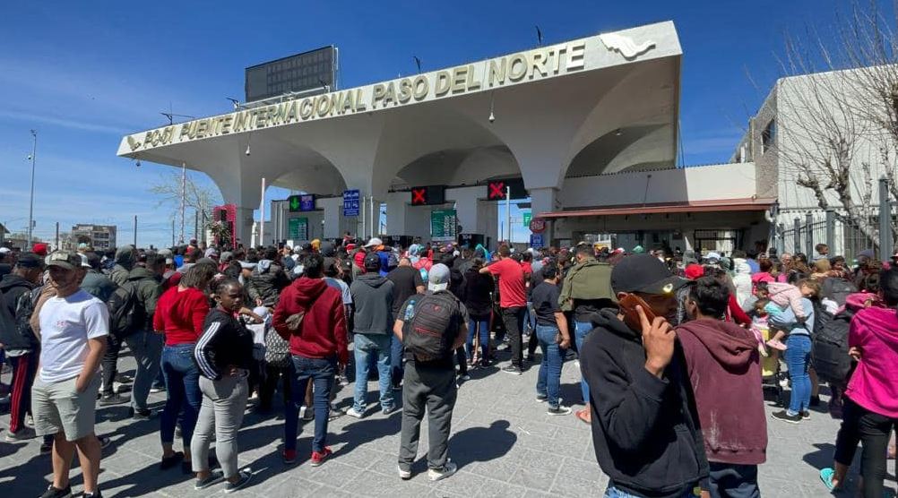Cientos de migrantes venezolanos intentan cruzar el puente internacional en Juárez