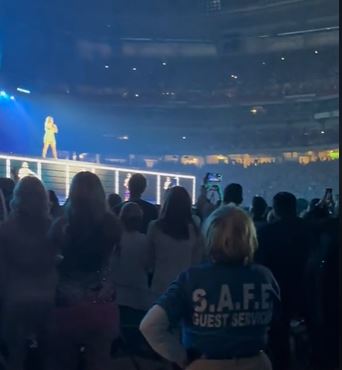 Personal de Staff se vuelve viral al disfrutar el concierto de Taylor Swift