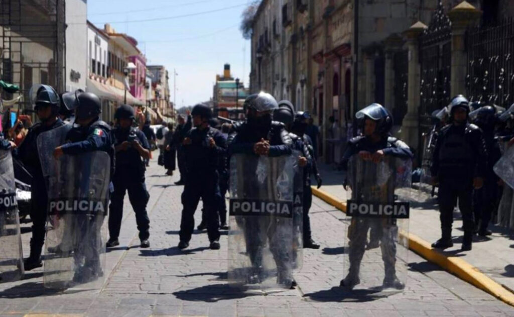 Con golpes y gases, desalojan a manifestantes zapotecos de Xiacuí