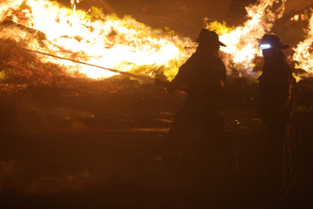 Fuerte incendio consume una fábrica de tarimas en San Francisco de los Romo