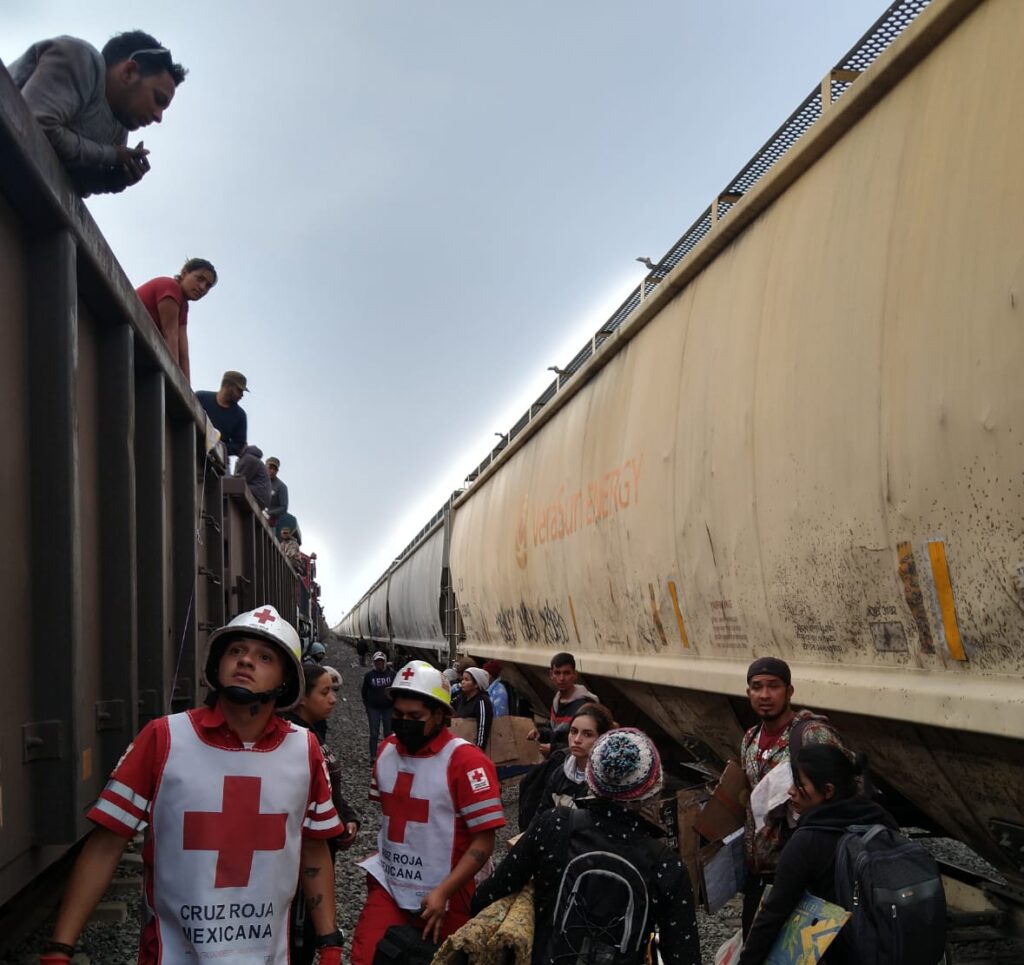 Paramédicos dieron apoyo a migrantes que pasaron por Rincón de Romos