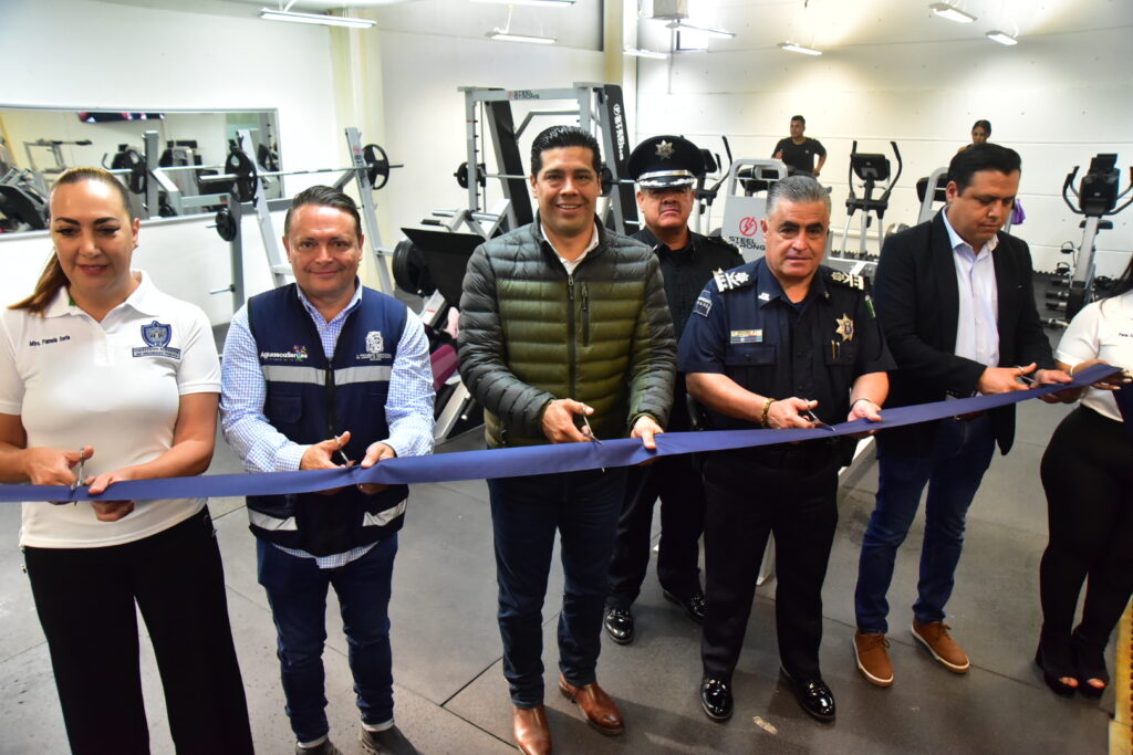 Leo Montañez inaugura gimnasio para policías municipales