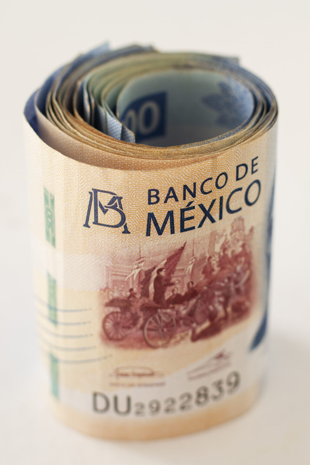 La divisa mexicana rompe el piso de los 18 pesos por dólar