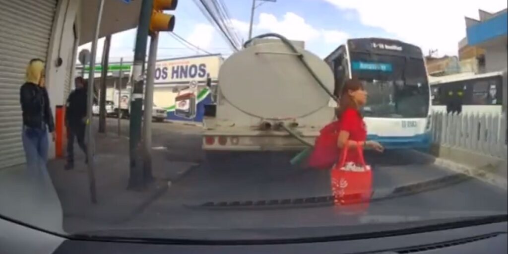 Mujer se estrella contra camión en movimiento en Guanajuato
