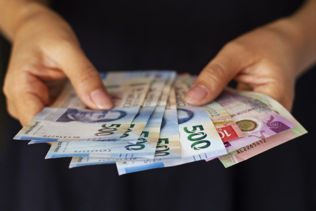 La divisa mexicana se ubica en los 19.10 pesos por dólar al mayoreo