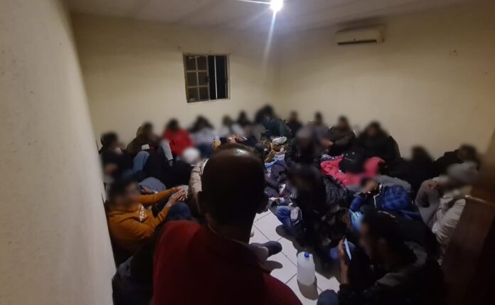Rescatan a 54 migrantes secuestrados en Sonoyta, Sonora