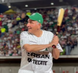 Adán Augusto López presume bateo “de hit” y pasión por el beisbol