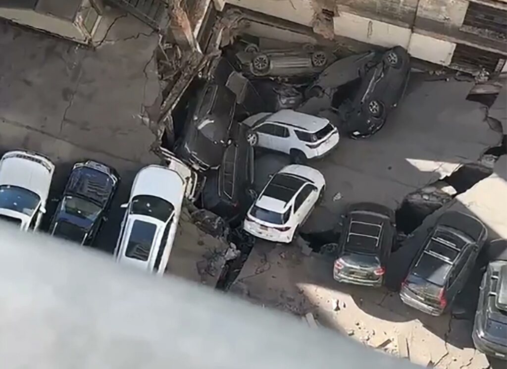 Colapsa estacionamiento en Nueva York; reportan varios heridos