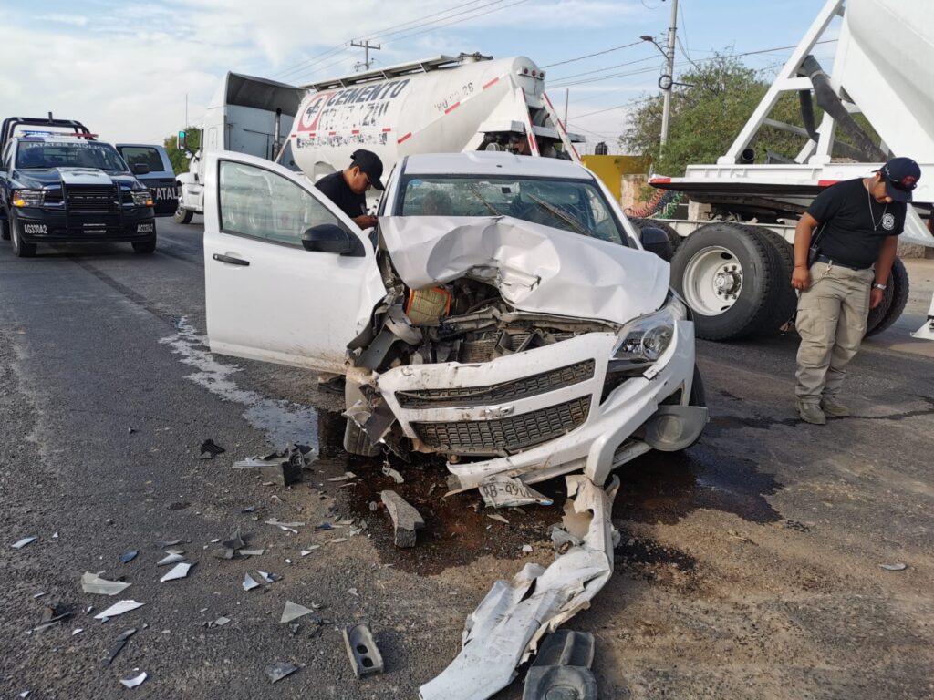 Tractocamión impacta una camioneta y deja graves a dos adultos mayores en Pabellón