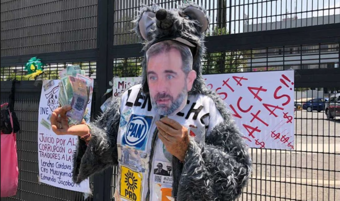 Con carteles y consignas, manifestantes exigen juicio contra Córdova