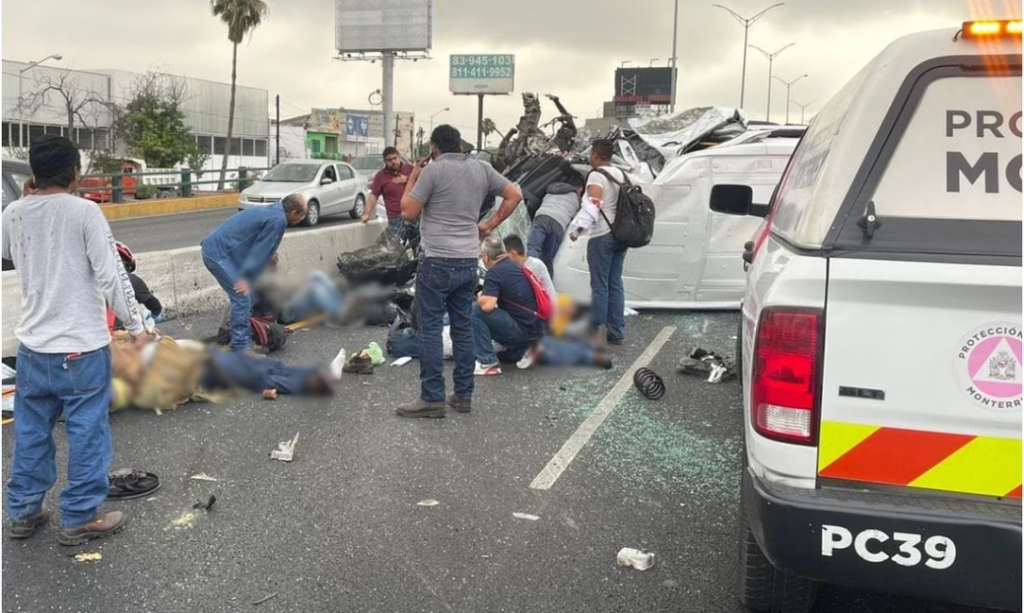 Volcadura de camioneta deja 14 heridos en Monterrey