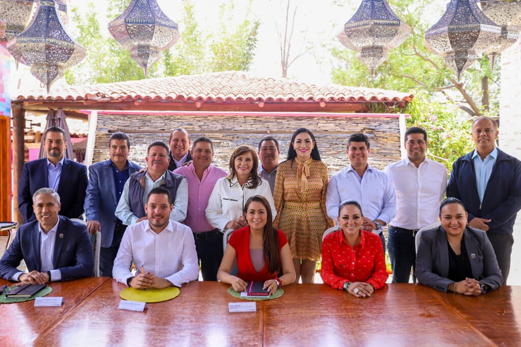 Tere Jiménez encabeza en el municipio de Calvillo la reunión mensual con presidentas y presidentes municipales.