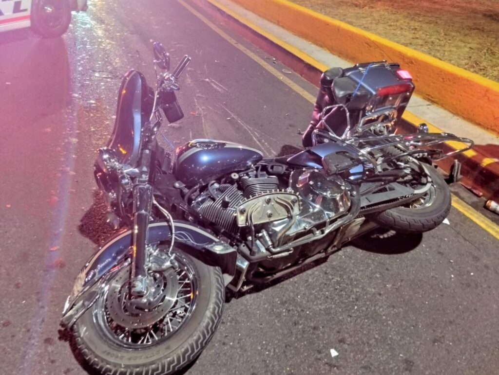 Dos motociclistas resultaron graves tras impactarse con una patrulla en Municipio Libre