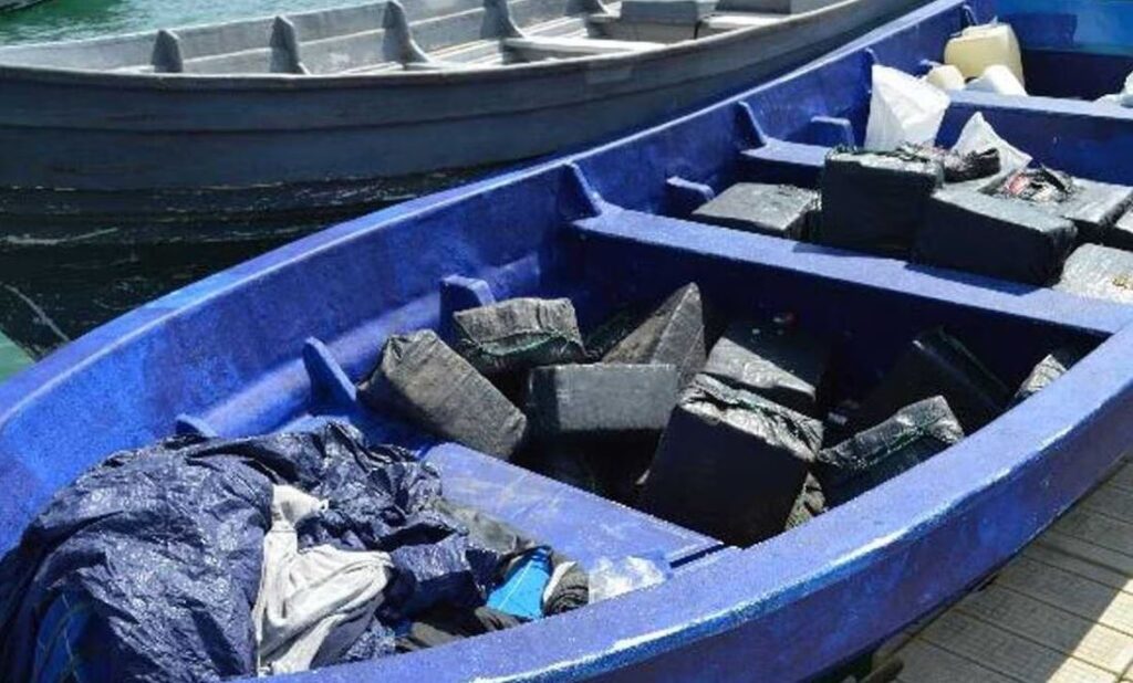 Semar asegura 2 mil kilos de cocaína y 2 embarcaciones en Oaxaca