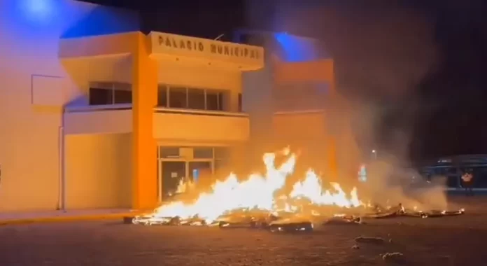 Damnificados queman colchones afuera de la presidencia de Tula
