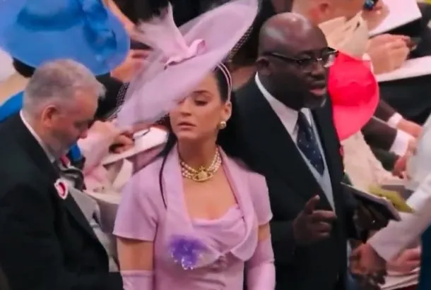 Katy Perry “perdida” durante la coronación de Carlos III