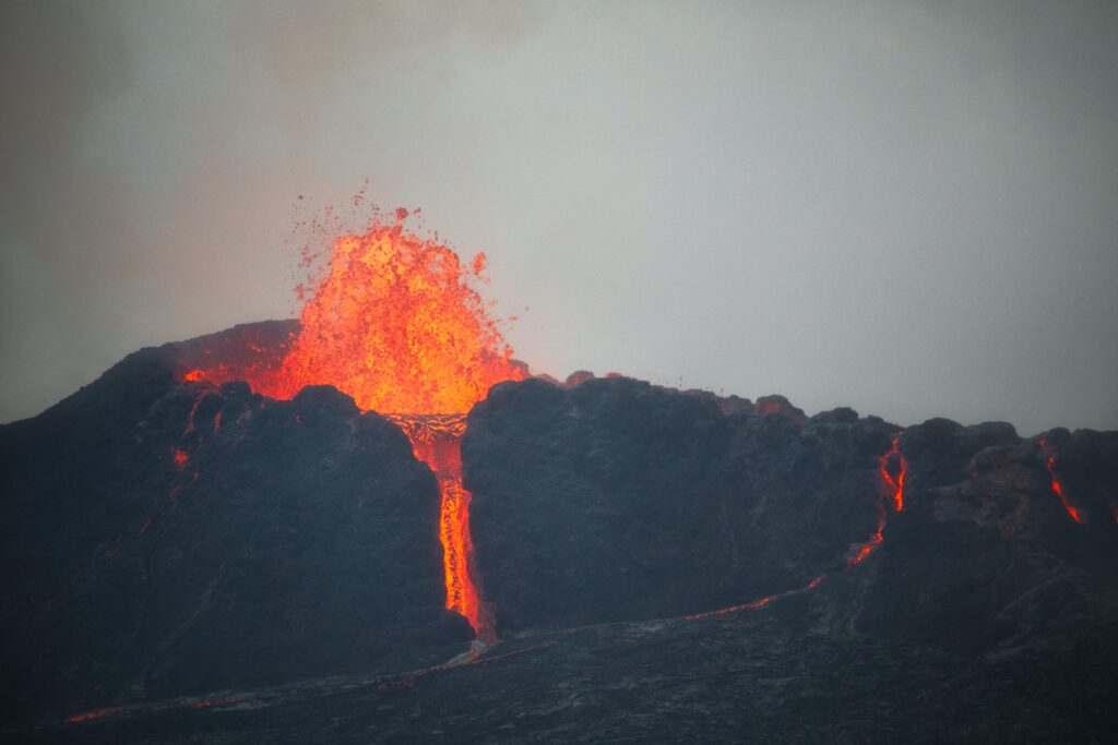 Tunden a Calderón por confundir el Popocatépetl con el volcán Krakatoa