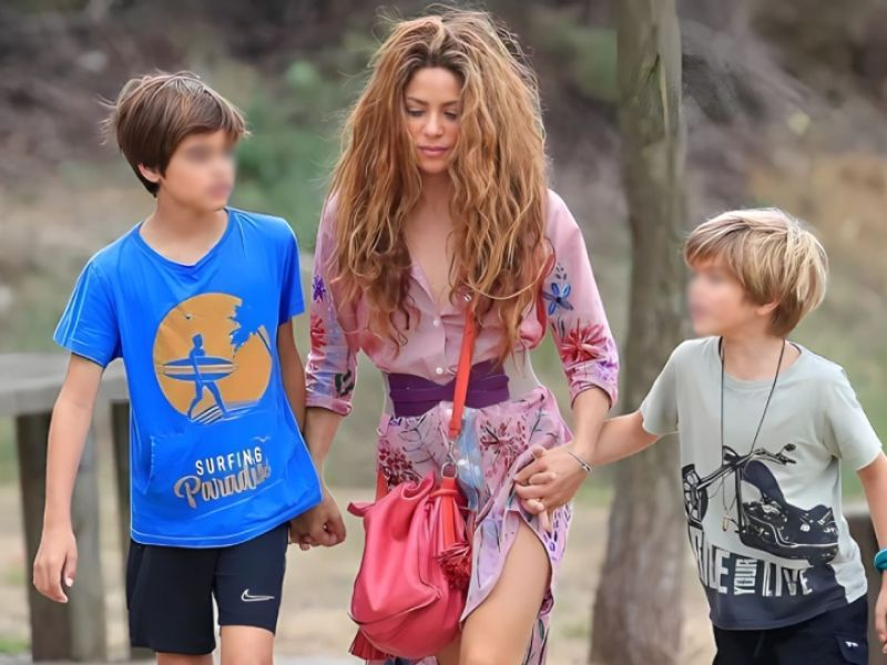 Shakira dedica amorosos mensajes a Milan y Sasha en “Acróstico”