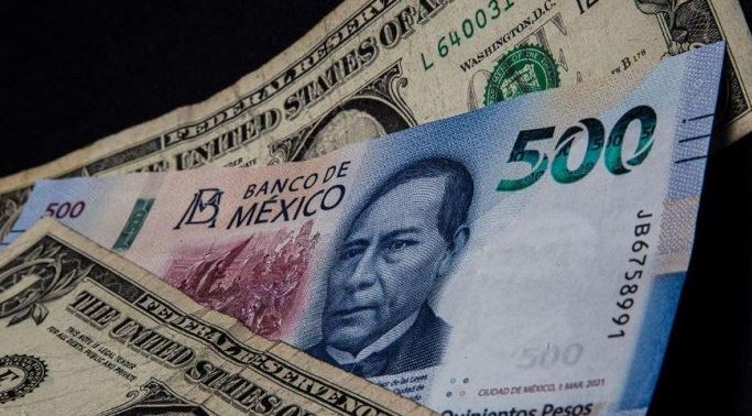 La divisa mexicana se ubica en los 17.51 pesos por dólar al mayoreo