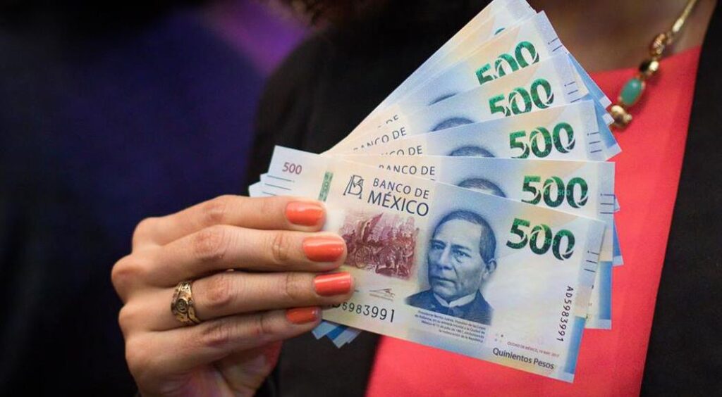 La divisa mexicana se ubica en los 17.33 pesos por dólar al mayoreo