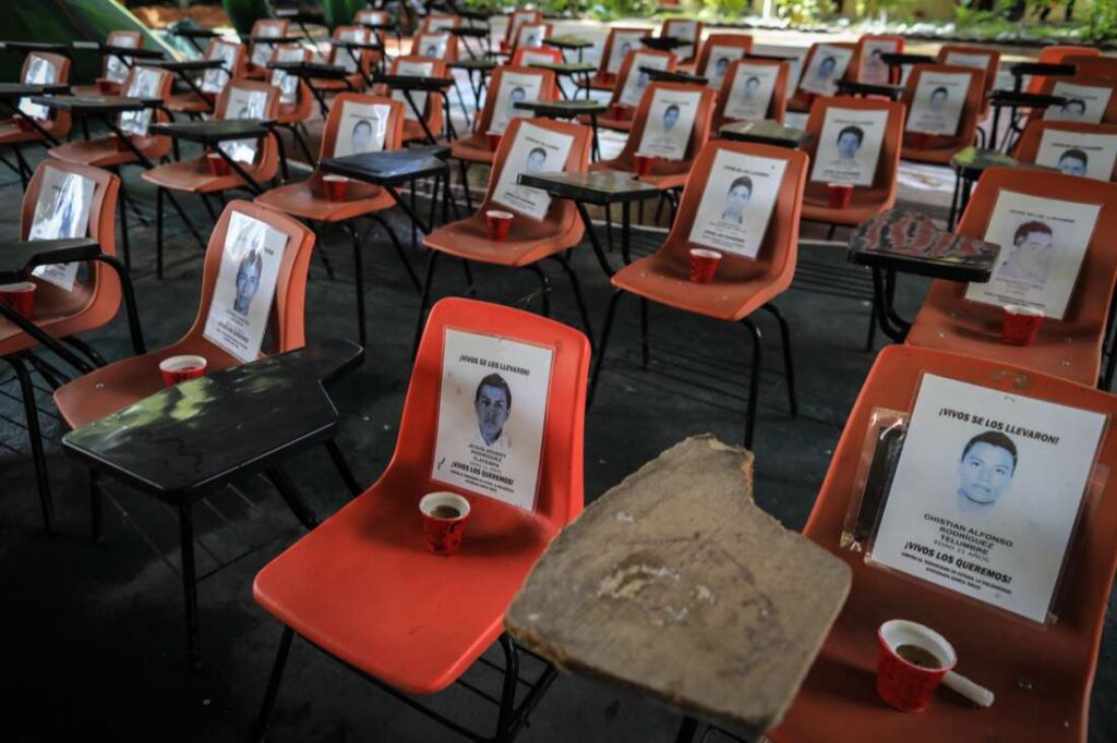 Dictan auto de formal prisión a militares por caso Ayotzinapa