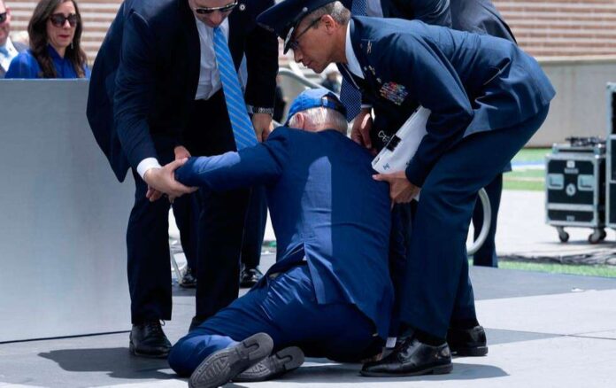Biden tropieza y cae en ceremonia de graduación de la Fuerza Aérea