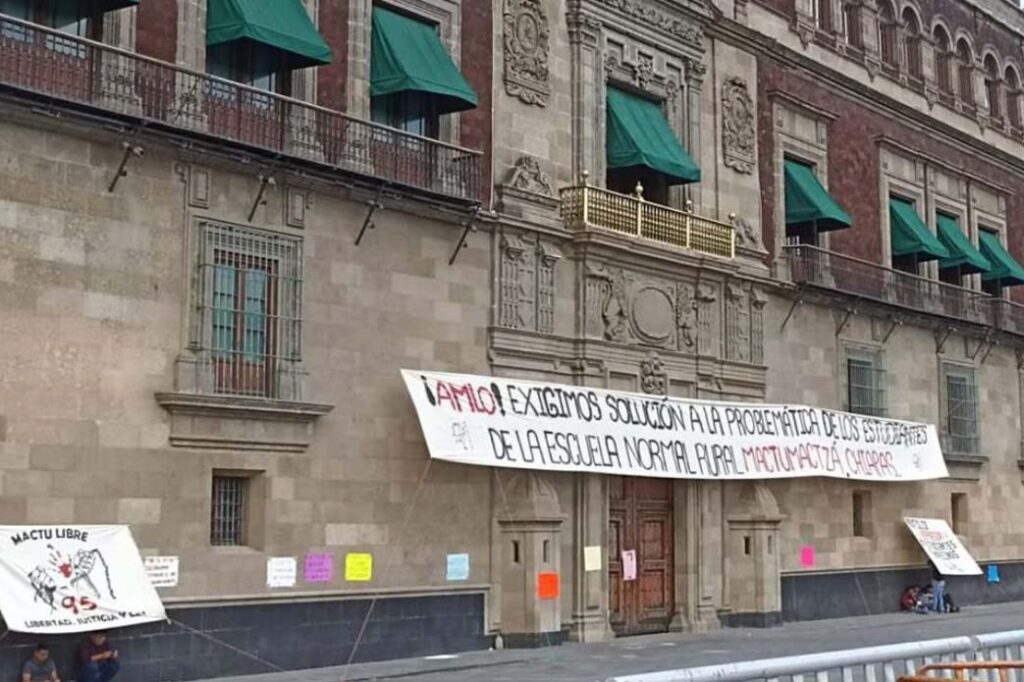 Normalistas de Chiapas saltan vallas metálicas de Palacio Nacional