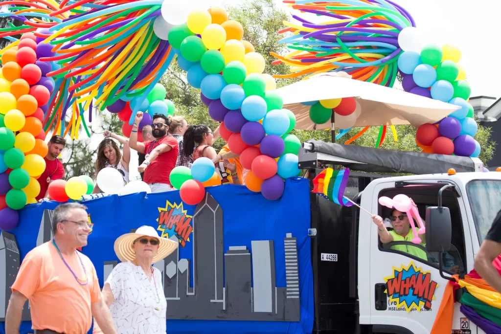Colectivos LGBTTTIQ+ rechazan carros alegóricos durante marcha