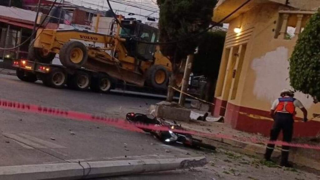 Muere motociclista al caerle un poste en Puebla