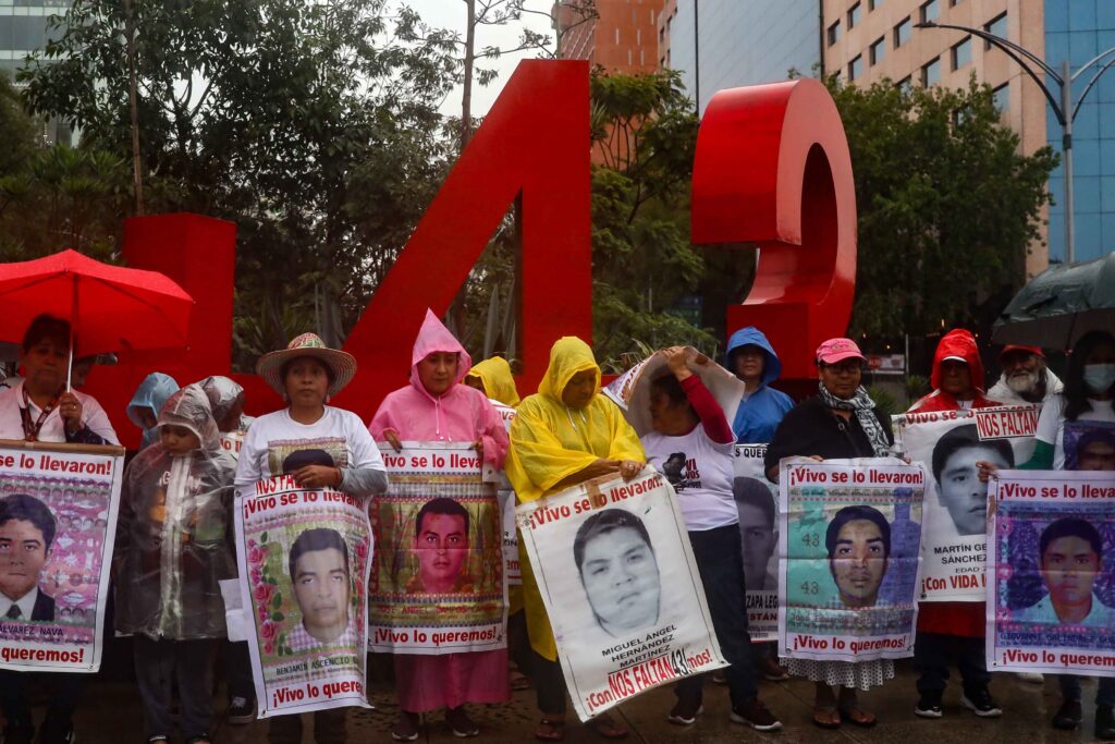 Padres de los 43 estudiantes de Ayotzinapa se manifiestan en CDMX