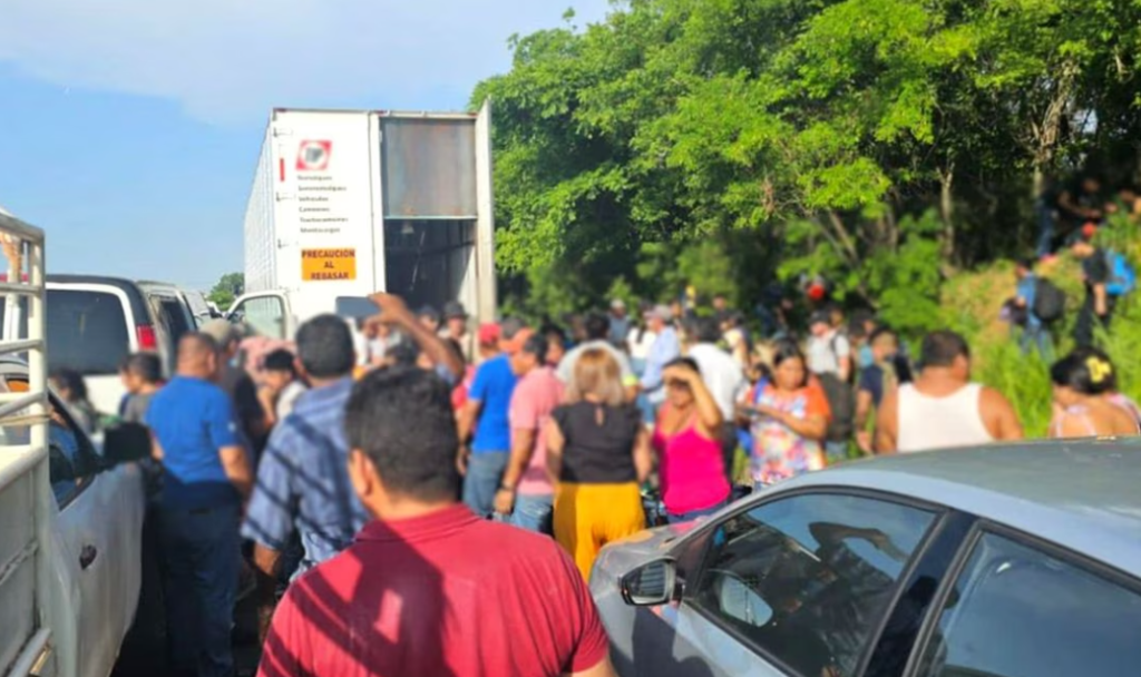 Rescatan a 172 migrantes abandonados dentro de un camión en Veracruz