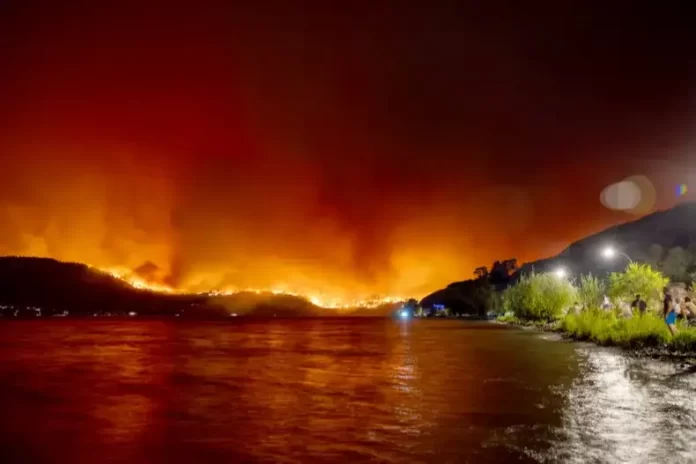 Ordenan evacuar ciudad en Canadá por incendios forestales