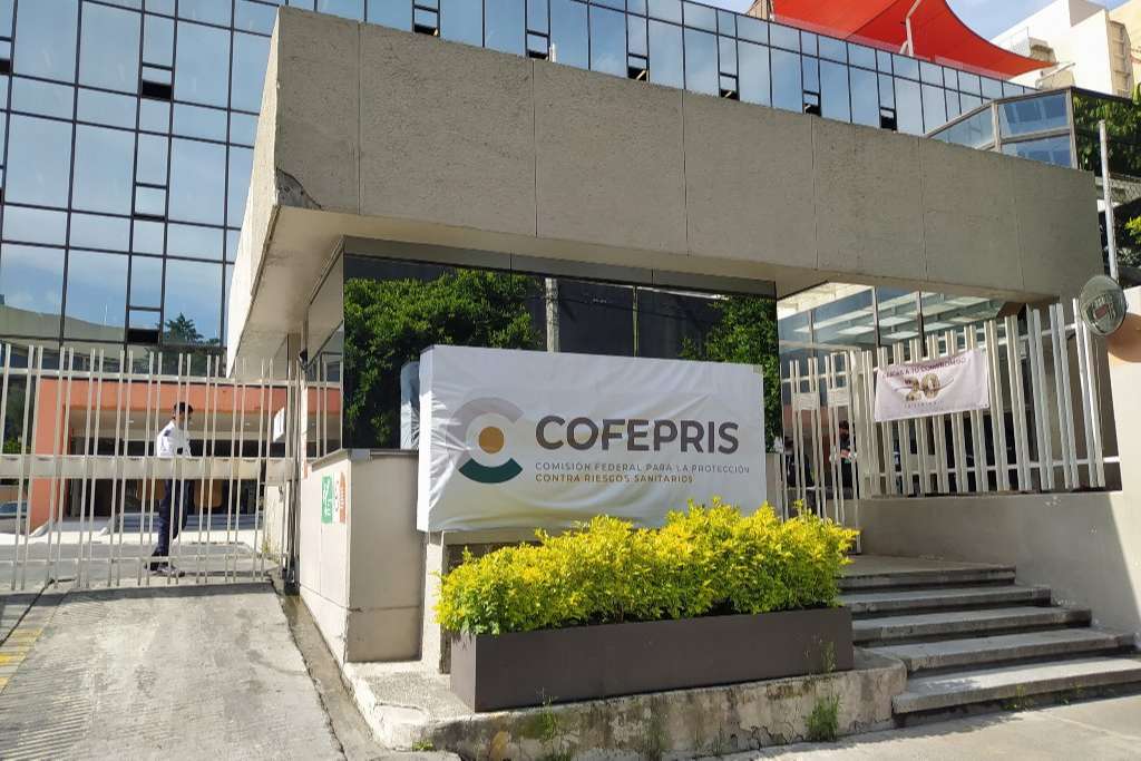 Cofepris suspende 23 farmacias en QR por irregularidades