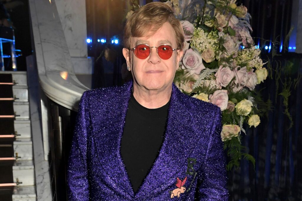 Elton John pasa el fin de semana hospitalizado tras sufrir caída